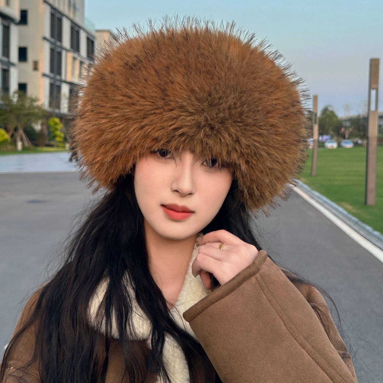 Women Fashion Hats - قبعة دائرية مفتوحة من الفرو الصناعي